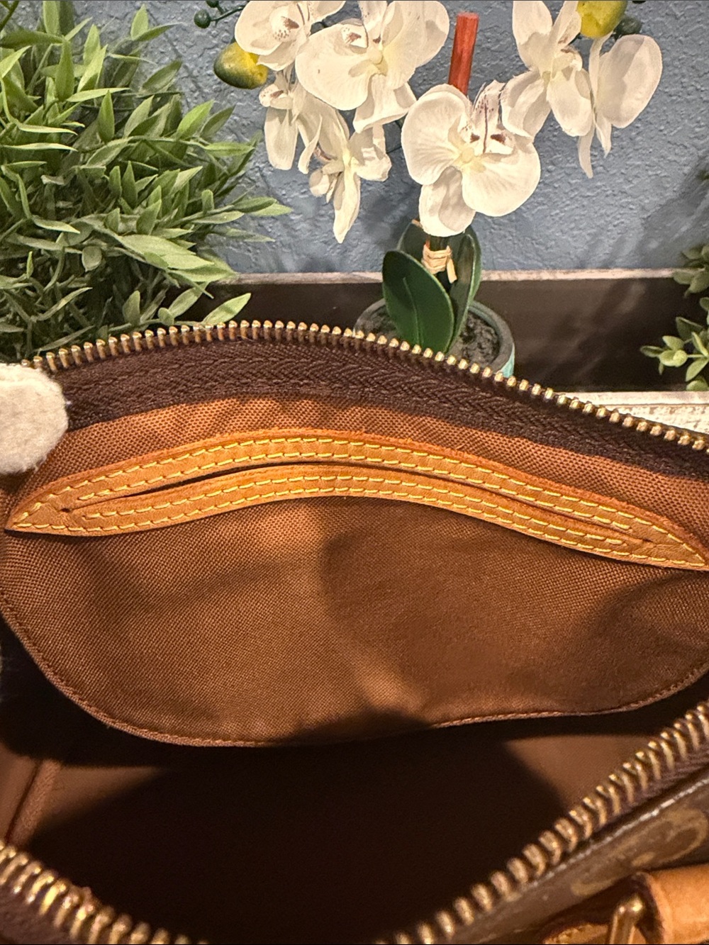 Authentic Louis Vuitton Speedy 25 monogram - Picture 12 of 15